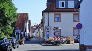 Die Seestraße von der Abzweigung der Wieblinger Straße bis zur Hebelstraße wird zum verkehrsberuhigten Bereich. Teilweise führen die Stromleitungen immer noch über die Häuser. Jetzt werden die Anschlüsse als Erdkabel neu verlegt.