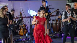 Heimspiel für die „Acoustic Rock Night“: Eva-Maria Merkel (v. l.), Lorena Huber, Roman Hernitschek, Fabian Thomas, Rebecca Schell, Timo Gerstner, Oli Brenner, Daniel Würfel und Stefan Stroh liefern beim Feuerwehrfest eine grandiose Show ab.