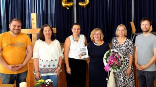 Laudatio und Geschenke für Charlotte Jung-Cron (3. v. r.) – es gratulieren (v. l.) Jascha Richter, Pfarrerin Eva Weisser, Rebecca Staender, Doris Wittke vom Kirchengemeinderat und Pastoralreferent Felix Mallek.