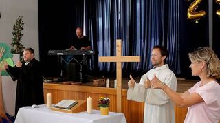 Lieder zum Mitmachen gibt es beim ökumenischen Kindergottesdienst im Emil-Frommel-Haus.