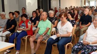 Rund 85 Besucher hören beim katholischen Bildungswerk im Wendelinushaus die Thesen und Argumente der Ordensschwester, die sich für Frauen in den Kirchenämtern ausspricht.