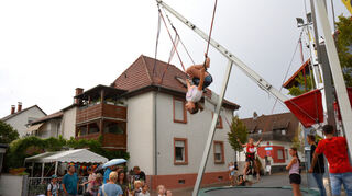 Hier steht die Welt auch mal Kopf – direkt am Eingang zum Rummelplatz steht das Bungee-Trampolin.