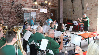 Der Musikverein sorgt beim traditionellen Weißwurstessen beim Scheuerfest in der Mannheimer Straße 59 am Sonntag für Stimmung.