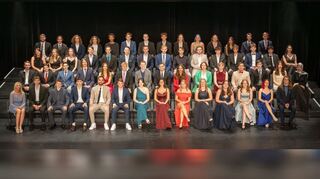 In besonders feierlicher Garderobe präsentiert sich der Abiturjahrgang des Carl-Friedrich-Gauß-Gymnasiums in Hockenheim zusammen mit Rektorin Anja Kaiser (l.).