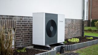 Eine Wärmepumpe der Firma Vaillant vom Typ «aroTHERM plus» ist an einem Einfamilienhaus zu sehen. Die Heizungshersteller in Deutschland haben im ersten Quartal so viele Heizungen verkauft wie schon lange nicht mehr in einem Frühjahr.