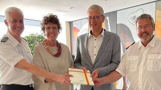 Sylvia M. Felder (2. v. l) überreicht die Bescheide an Stefan Hildebrandt. Darüber freuen sich Kreisbrandmeister Udo Dentz (r.) und Markus König (l.).