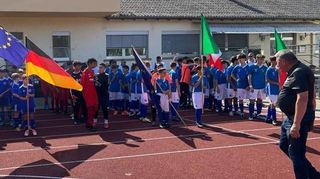 Die jungen Fußballer aus Deutschland und Italien schwenken ihre Landesflaggen sowie die Europafahne, bevor es mit dem Freundschaftsturnier auf dem Gelände der TSG Eintracht in Plankstadt losgeht.