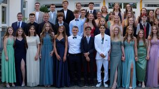 Nach der Ausgabe der Zeugnisse stellen sich die Schüler zum Gruppenbild und freuen sich auf den gemütlichen Ausklang des Abends.