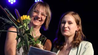 Schulleiterin Marion Marker-Schrotz (l.) zeichnet Albina Lokaj für den besten Abschluss des Jahrgangs mit Note 1,3 aus.