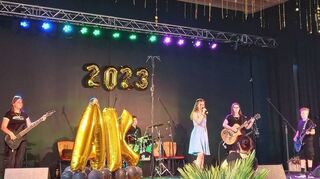 Erfolgreich für Auflockerung gesorgt: Die seit einem halben Jahr bestehende Schul-band „MooSickers“ hat bei der Abschlussfeier ihren ersten großen Auftritt.