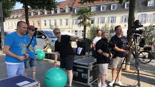 Jens Rückert (v. l.), Till Friedich und Franzsiska Beetschen bauen gemeinsam mit dem Technikteam alles für die Aufzeichnung auf.