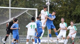 Viele Torraumszenen spielen sich in der Begegnung SV 98 gegen SGO ab, die der SV 98 mit 3:0 gewann. Hier klärt Noel Stather (M., weiß) vor Niklas Wenz (SV 98, blau).