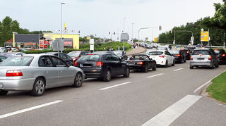 Staus in alle Richtungen: Vorm Konzert von Ed Sheeran am Hockenheimring 2019 regelt die Polizei an der Kreuzung Talhausstraße/Im Auchtergrund den Verkehr – auch für die Fußgänger von den Parkplätzen.