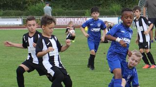 Im Kampf um den Ball gibt es kein Pardon, wie hier in der Begegnung FV Brühl (blau) gegen Schifferstadt zu sehen ist.
