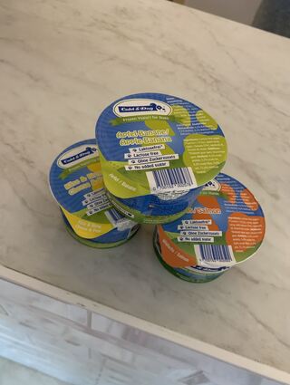 Das Hundeeis kommt in kleinen, blauen Bechern. Hergestellt wird es extra für die Vierbeiner von einer Firma in Berlin.