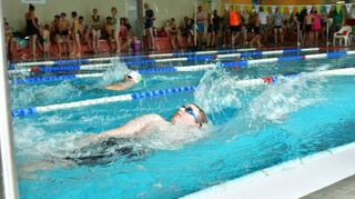 Da spritzt das Wasser im Becken des Aquadroms: Christopher Sturm (im Vordergrund) schwimmt in Rückenlage.