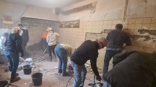 In der Freizeit ehrenamtlich Wandfliesen entfernen und Bauschutt zusammenkehren: Einblick in einen der Einsätze des Plankstadter Vereins vor Ort.