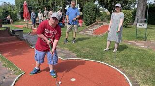 Menschen mit und ohne Behinderung hatten beim inklusiven Minigolfturnier von SPD und Awo ihren Spaß. Hier spielen Ralf (links), Susan und Thomas.