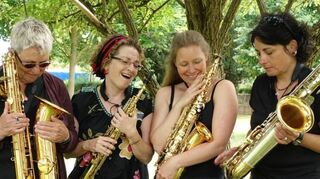 Die vier Frauen an Sopransaxofon (Britta Collignon) Altsaxofon (Claudia Lohmann), Tenorsaxofon ( Franziska Pertzborn ) und Baritonsaxofon ( Sylvia Treiber ) bietendem Publikum eine unterhaltsame und abwechslungsreiche Mischung.