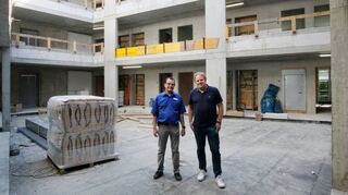 Heimleiter Markus Hübl und Architekt Johannes Klorer im Innenhof des Neubaus, der sich über mehrere Stockwerke erstreckt und viel Licht in das Gebäude lässt.