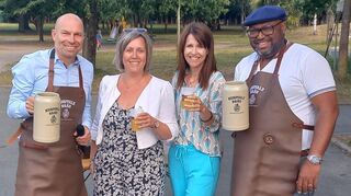 Anstich des Kurpfalz Bräus, der beim Maifest in Ketsch noch ausgefallen war: Bürgermeister Timo Wangler und Trélazé-Amtskollege Lamine Naham nehmen ihre besseren Hälften Amélie und Katja in ihre Mitte.