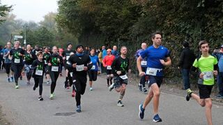Beim Spendenlauf „Run for the Kids“, der wie hier zu sehen sonst im Herbst und damit mit etwas wärmerer Bekleidung zu absolvieren war, locken die Distanzen über fünf respektive zehn Kilometer die Athleten an.