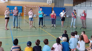 Die Lehrer an der Jugendmusikschule stellen den Zweitklässlern der Brühler Grundschulen bei einem kleinen Konzert ihre Blasinstrumente vor.