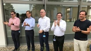 Gesellschafter Steffen Philipp (2. v. l.), Geschäftsführer Jörg de la Motte und Finanzchef Dr. Michael Löbig zeigen sich erfreut über den Namen der Bienenkönigin.