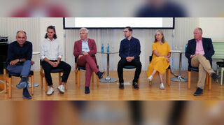 Auf dem Podium: Die Architekten Christian Uwer (v. l.) und Florian Eschner, Bürgermeister Matthias Steffan, Projektleiter Lars Maurer, Kulturreferentin Dr. Barbara Gilsdorf und Tourismusexperte Andreas Lorenz.