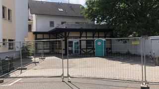 Stand Juli 2023: Der Bauzaun steht schon vor dem Anwesen Herzogstraße 27, in dem sich früher die Grillstube Rausch befand. Das Gebäude wird demnächst abgerissen.