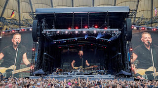 Die US-amerikanische Musiker Bruce Springsteen &amp; The E Street Band stehen auf der Bühne im Volksparkstadion in Hamburg.