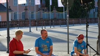 Im Gespräch über Teamgeist: Pfarrerin Dr. Franziska Beetschen (v. l.), Jens Rückert und Till Friedrich. Bild: Widdrat
