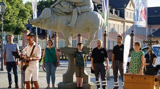 Athi Sananikone rockt den Gottesdienst unter dem Motto "Teamgeist". Bild: Widdrat