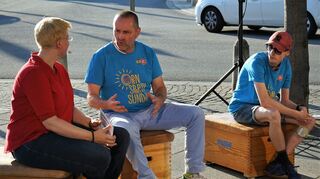 Im Gespräch über Teamgeist: Pfarrerin Dr. Franziska Beetschen (v. l.), Jens Rückert und Till Friedrich. Bild: Widdrat