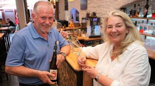 „Butch“ und Conny Clark in ihrer neuen Weinbar in Heidelberg.