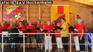 Der Frauenchor des Gastgebers MGV Liedertafel unterhält die Besucher in der Waldfesthalle.