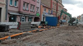 Aufwühlende Zeiten: Die Obere Hauptstraße ist in den vergangenen knapp drei Jahren auf ihrer gesamten Länge aufgerissen und in allen Bereichen der Infrastruktur saniert worden. Hier der Zustand im Januar 2021 am Stadtwerkegebäude (r.).