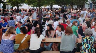 Wenn der Kulturtreff zur Summertime-Party einlädt, sind Tische und Bänke stets schnell besetzt kommen die Menschen in Scharen an den Alten Bahnhof, um gemeinsam ihr Fest der Feste zu feiern.