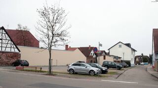 Die Arbeiten für die Sanierung von Mühlweg und Dorfplatz wurden vom Rat vergeben. Sie liegen der Kostensteigerung geschuldet um gut 100 000 Euro über der Berechnung, kosten deutlich über eine halbe Million Euro.