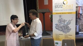 Maria Gramlich übergibt Karl-Heinz Bitz als Dank für den kompetenten Vortrag beim Seniorennachmittag ein Geschenk.