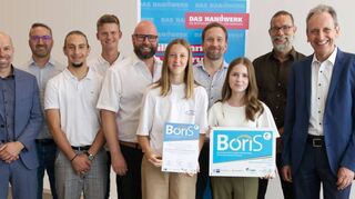 Nicht nur die beiden Bürgermeister Timo Wangler (2. v. l.) und Dr. Ralf Göck (2. v. r.), der zudem Vorsitzender des Schulverbandes ist, freuen sich über die Auszeichnung mit dem Boris-Berufswahl-Siegel Baden-Württemberg, sondern auch Lehrkräfte, Schüler und Vertreter des ausstellenden Aktionsbündnisses.