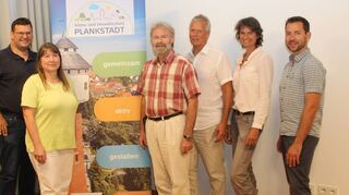 Freuen sich gemeinsam über die gelungene Veranstaltung: Bürgermeister Nils Drescher (v.l.), Klimaschutzmanagerin Ulrike Krause, Umweltbeauftragter Bernhard Müller und Peter Kolbe, Friederike Erbe sowie Michael Boeke von der KLiBA Heidelberg, die den Prozess in der Gemeinde moderieren und in die Thematik des Abends einführen.