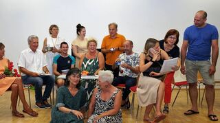 Die Kurpfälzer Bühne probt nach dreieinhalb Jahren Pause im Josefshaus das neue Stück: Gabriele Kämpf (v. l.), Bernhard Renz, Dr. Andrea Hafner, Sebastian Deininger, Laura Kumpf, Andrea Deininger, Michael Klever, Armin Wolf, Katharina Lemke, Spielleiterin Barbara Kießling und Thorsten Metz, vorne sitzend (v. l.) die Souffleusen Jutta Hartlieb und Birgit Wolf.