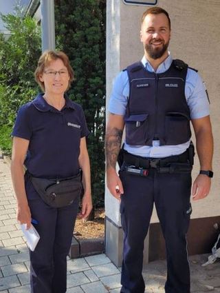 Gemeindevollzugsbedienstete Diana Vogt und Polizeihauptmeister Alexander Schneider kontrollieren an diesem Tag mit Kollegen den Verkehr.