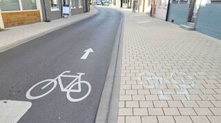 Die Piktogramme auf Fahrbahn und Gehweg weisen den Fahrradfahrern in der Karlsruher Straße den Weg.
