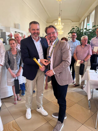 Daniel Kolb (l.) übergibt den Staffelstab an Swen Rubel.