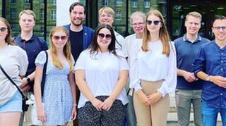 Die Mitglieder der Jungen Union mit dem CDU-Abgeordneten Andreas Sturm (4. v. l.) vor dem Landtag.