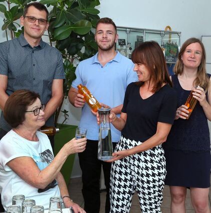 Die Schwetzinger Tourist-Information ist jetzt auch eine Refill Station für Trinkwasser: Oliver Engert (v.l.), Marvin Riedesser, Christine Drechsler und Maike Berkemeier zeigen Kundin Ursula Böckenhaupt wie es funktioniert.