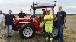 Freuen sich über den neuen „Antonio Carraro“: Bürgermeister Timo Wangler (v. l.), Bauamtsleiter Marc Schneider, Bauhofleiter Marco Bickerdt, Mitarbeiter Henryk Wasik und Vito Manuto sowie Bauhofleiter Klaus Sedlatschek.