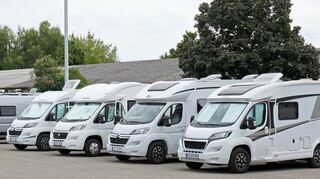 Der alte Schwimmbadparkplatz ist schon am Freitagmorgen fest in der Hand von Wohnmobilisten.